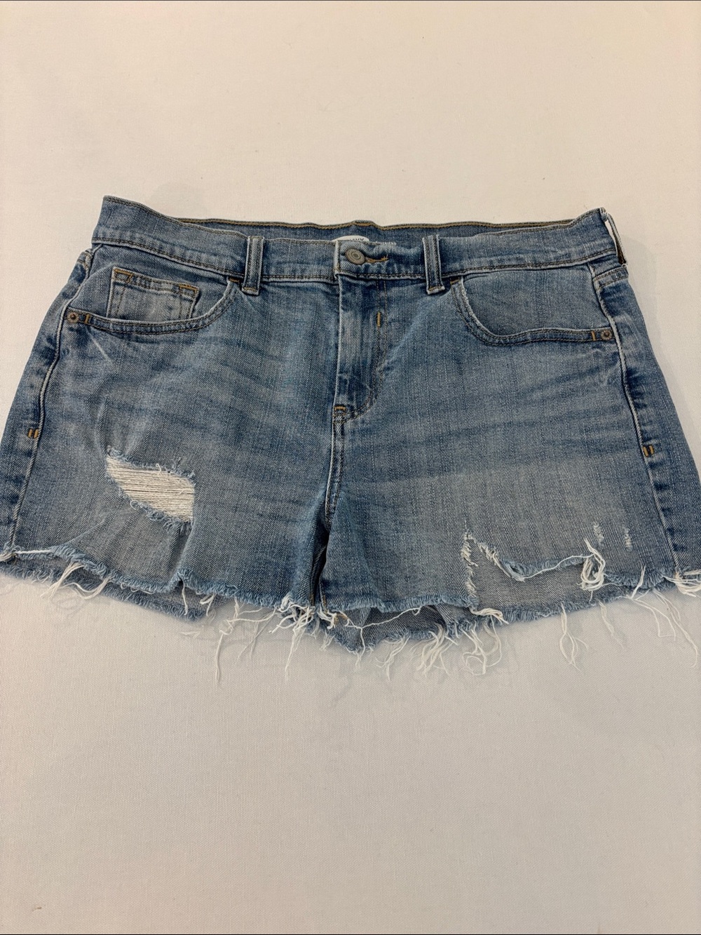 Old Navy Boyfriend Women’s Light Wash Distressed Frayed Raw Hem Jean Shorts. 8
